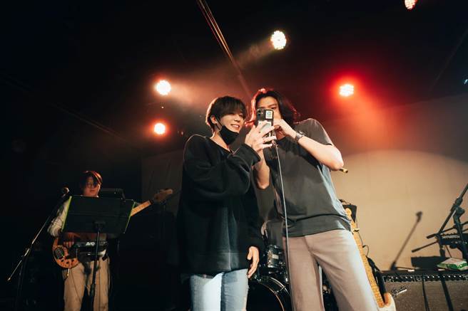 Bii（左）上台为李玉玺帮腔合唱。（老鹰音乐提供）