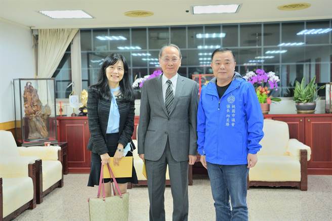 监察院巡察委员郭文东、张菊芳今日至桃园市议会拜会巡察，议长邱奕胜率一级主管接待。(议会提供／蔡依珍桃园传真)