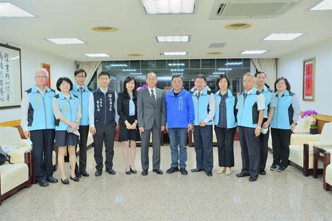 监察院巡察委员郭文东、张菊芳今日至桃园市议会拜会巡察，议长邱奕胜率一级主管接待。(议会提供／蔡依珍桃园传真)