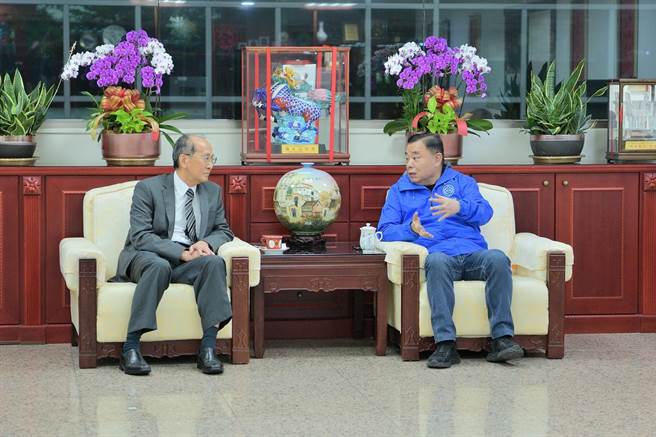 监察院巡察委员郭文东、张菊芳今日至桃园市议会拜会巡察，议长邱奕胜率一级主管接待。(议会提供／蔡依珍桃园传真)