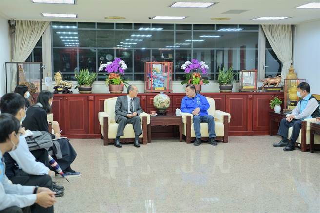 监察院巡察委员郭文东、张菊芳今日至桃园市议会拜会巡察，议长邱奕胜率一级主管接待。(议会提供／蔡依珍桃园传真)