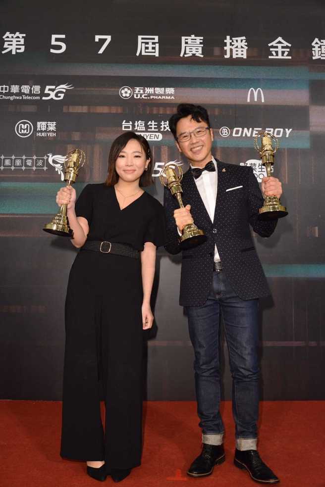 義守大學大傳系校友陳子云(左)敲響金鐘，以「Danny的市場肚」榮獲第57屆廣播金鐘「教育文化節目獎」。(照片/義守大學提供)