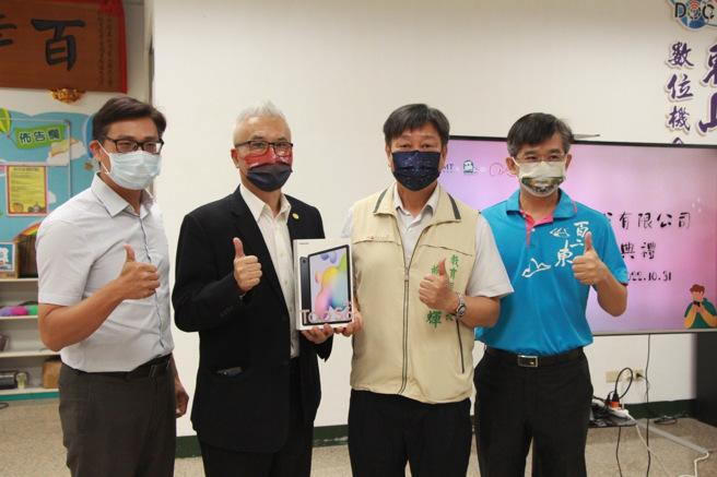 诚美材料科技股份有限公司在崑山科技大学教授赖正文媒合下，分别捐赠东山区及将军区数位机会中心各20台平板电脑。(照片/臺南市教育局提供)