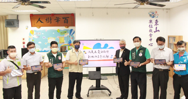 藉由本次捐赠活动，希望能让爱心深入偏乡，达到数位教育零距离目的。(照片/臺南市教育局提供)