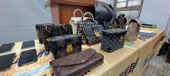 警方逮捕鄭男、董女時，在租屋處查獲多個名牌包。（翻攝照片／崔正綱高雄傳真）