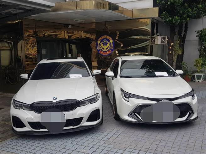 警方逮捕鄭男、董女時，查獲4輛轎車，其中有3輛為BMW百萬轎車。（翻攝照片／崔正綱高雄傳真）