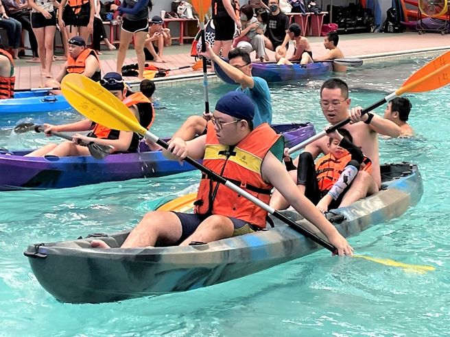 第一阶段在海洋科技大学游泳池，透过教练的指导，让视障学生、毕业校友、陪同家长、师长及社友们一起体验SUP及独木舟的乐趣。(照片/臺北启明学校提供)