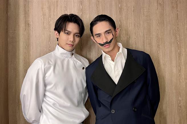 柏霖（右）與徐暐翔大玩萬聖節Cosplay。（索尼音樂提供）