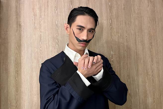 柏霖扮成超現實派畫家達利。（索尼音樂提供）