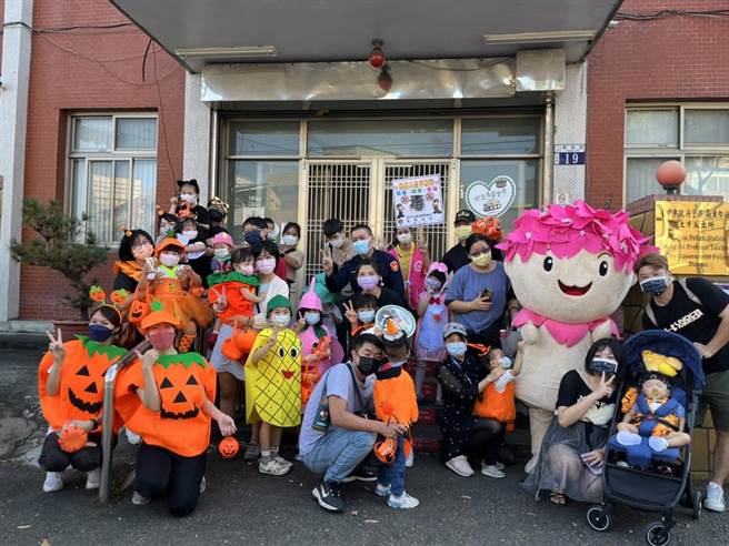 弗傳慈心基金會舉辦萬聖節遊行，爸爸媽媽帶領小小鬼怪進入土牛派出所討糖吃。（警方提供）