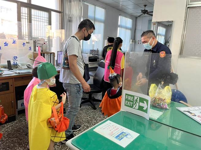 弗傳慈心基金會舉辦萬聖節遊行，爸爸媽媽帶領小小鬼怪進入土牛派出所討糖吃。（警方提供）