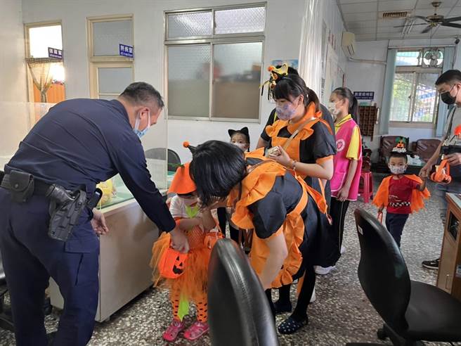 弗傳慈心基金會舉辦萬聖節遊行，爸爸媽媽帶領小小鬼怪進入土牛派出所討糖吃。（警方提供）