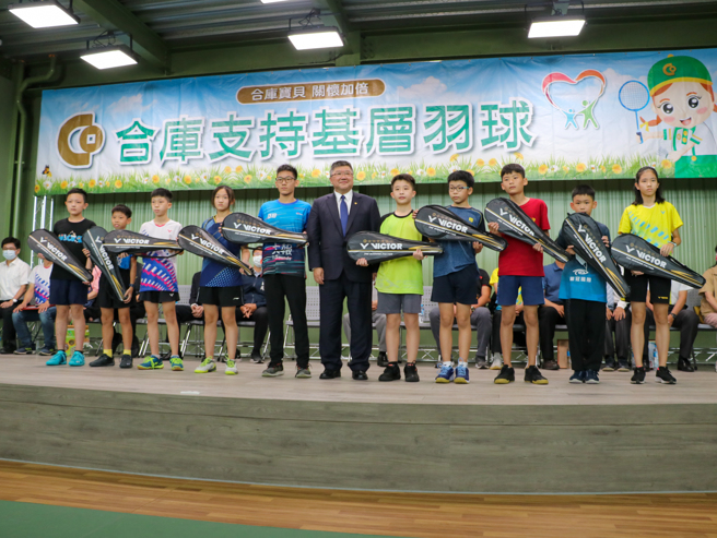 合庫羽球總經理林衍茂（中）致贈球拍。（合庫提供）