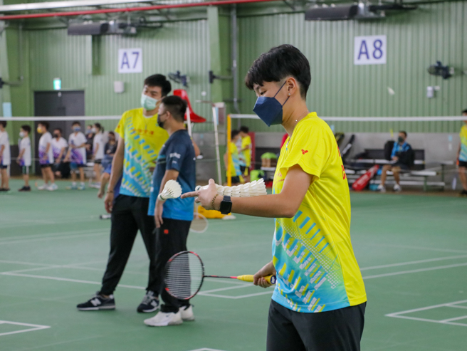 合庫羽球隊球員洪毅婷指導小學球員。（合庫提供）