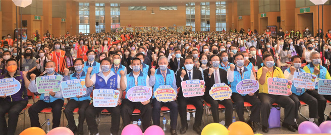 111学年度公私立高中职暨国民中小学家长会长授证暨感恩大会大合影。(照片/新北市教育局提供)