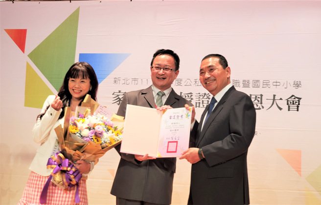 福和国中校长范筱蓉(左1)表示，俞维欣(中)用行动支持学生学习、传递温暖到每一位学生身上。(照片/新北市教育局提供)