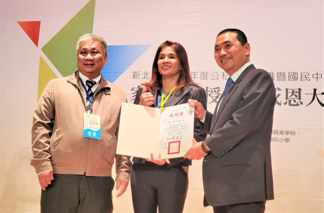 中和国中校长陈春男(左1)表示，吴芊华(中)任内寻求社会福利机构和心理辅导等资源，为学生付出爱与热诚。(照片/新北市教育局提供)