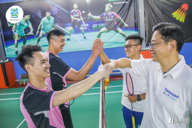 張善政在臉書上恭喜楊博涵和盧敬堯在法羽男雙決賽奪下生涯最佳成績。（取自張善政臉書）