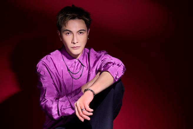 谢佳见为宣传《决胜的挥拍》进棚拍摄MIKIMOTO珠宝专题，佩戴与他名字缩写「M」一样的M Code系列项炼与耳骨夹，帅气破表。（JOJ PHOTO摄，服装提供／Giorgio Armani）
