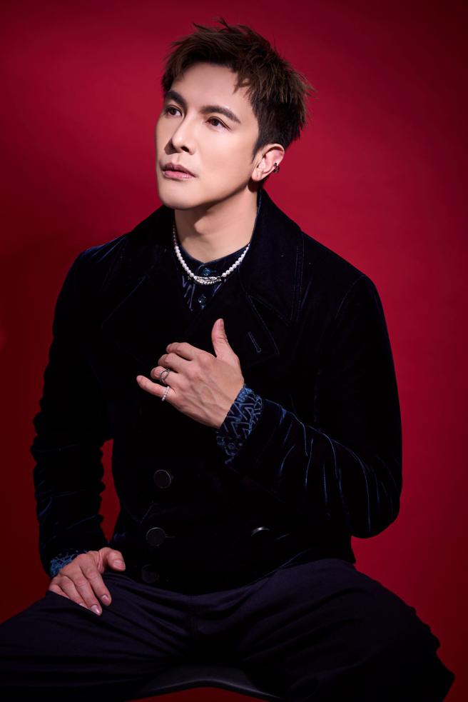 谢佳见从小就爱打羽球，在《决胜的挥拍》中饰演羽球教练，更有说服力，佩戴MIKIMOTO的珍珠项炼与M系列耳骨夹，柔中带刚。（JOJ PHOTO摄，服装提供／Giorgio Armani）