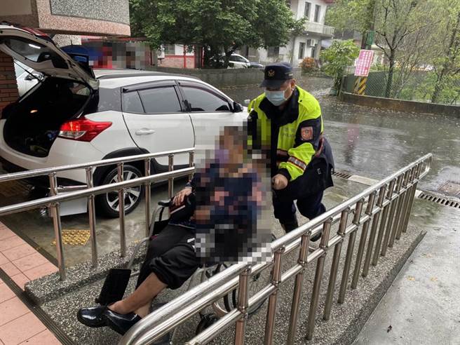 宜兰县警察局三星分局说明，为避免行动不便长者因撤离时受伤，警方以背负、手搀方式，护送村民乘坐上车。（宜警三星分局提供／吴佩蓉宜兰传真）