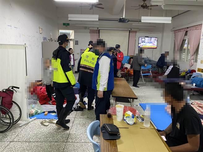 警方下午3时50分安全撤离27位老弱及行动不便村民至大同乡復兴村活动中心安置。（宜警三星分局提供／吴佩蓉宜兰传真）