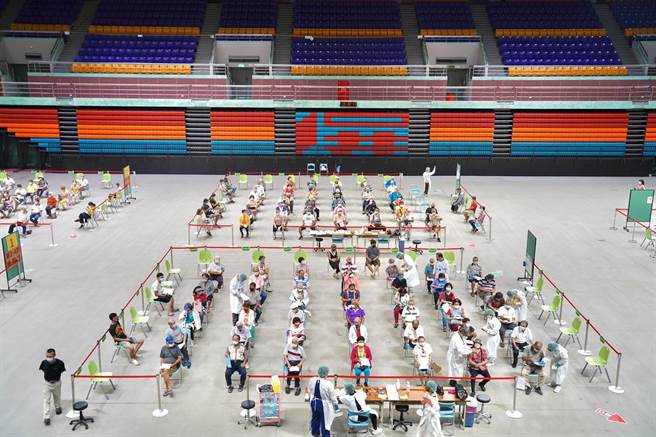 屏县府为鼓励施打疫苗，将在屏东火车站及县立体育馆设速打站。(屏县府提供)