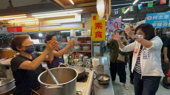 国民党高雄市长候选人柯志恩今到龙华市场扫街。（柯宗纬摄）