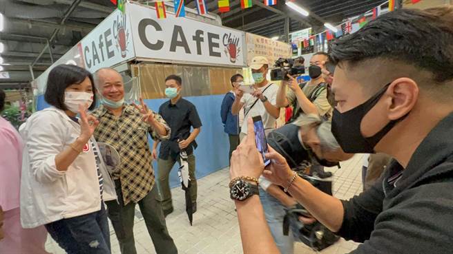 国民党高雄市长候选人柯志恩今到龙华市场扫街。（柯宗纬摄）