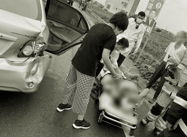 嘉义县嘉157线邻近蒜头大桥路段下午3点多发生2车撞击事故，小客车驾驶头部有约30公分撕裂伤。（读者提供∕吕妍庭嘉义传真）