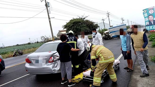 嘉义县嘉157线邻近蒜头大桥路段下午3点多发生2车撞击事故。（读者提供∕吕妍庭嘉义传真）