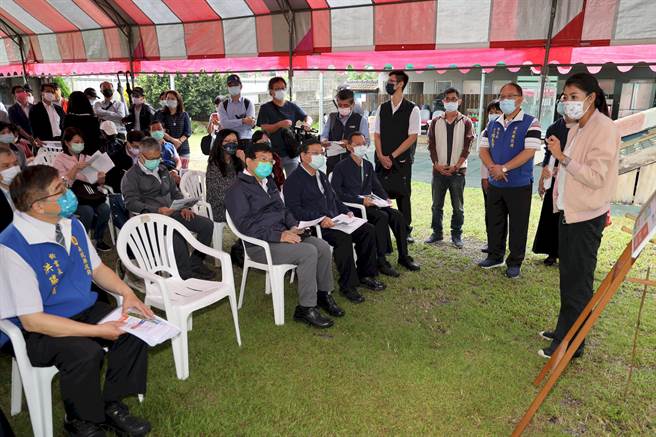 立委許淑華（右），邀集交通部官員到南投，了解觀光產業需求。（南投縣政府提供／廖志晃南投傳真）