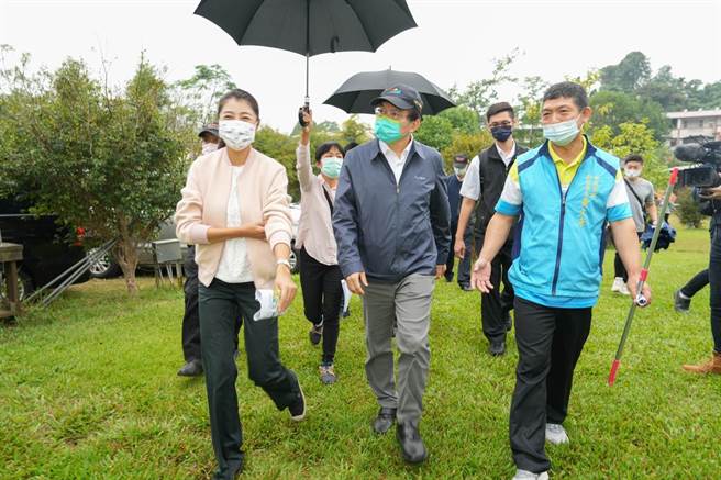 立委許淑華（左），邀集交通部官員到南投，了解觀光產業需求。（南投縣政府提供／廖志晃南投傳真）