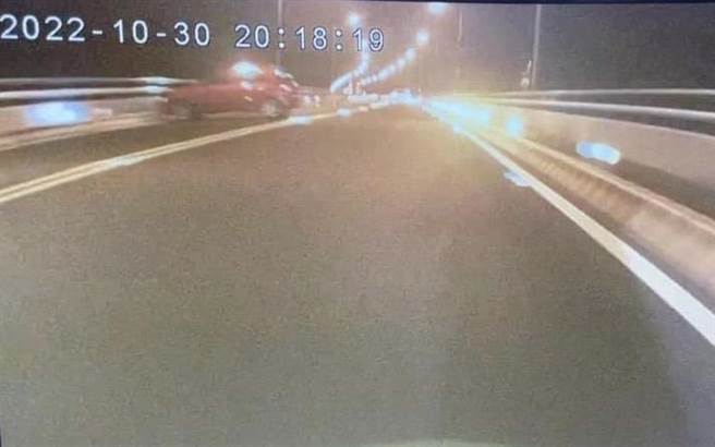 金門大橋昨(30)日風光通車後於當晚就發生一起撞車肇逃事故，「首撞」影像被民眾拍下後立即於網路上瘋傳引起討論。(圖／民眾提供)