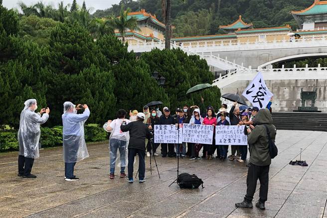 蓝天行动联盟等30人在故宫前广场喊口号抗议。（民眾提供）