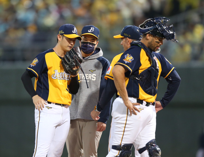 中信兄弟G2先发投手吴哲源（左）与捕手福来喜（右）。（资料照，陈怡诚摄）