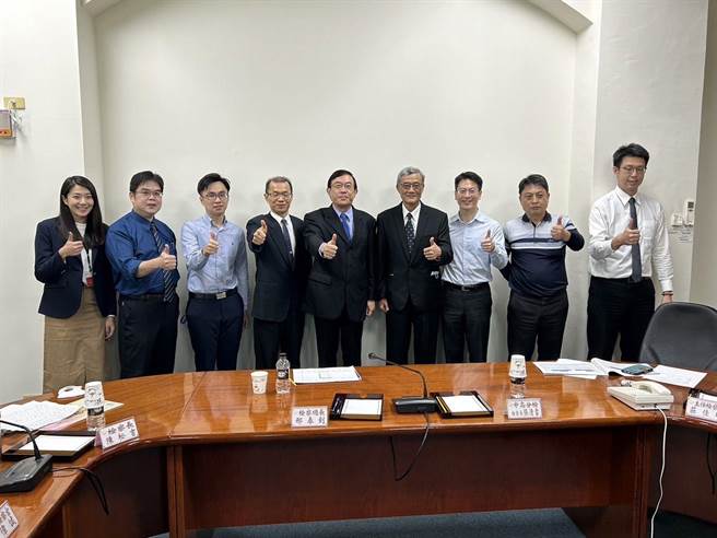 最高檢察署檢察總長邢泰釗、高等檢察署台中檢察分署檢察長張清雲等人，31日前往苗栗地檢署慰勉。（苗栗地檢署提供／李京昇苗栗傳真）