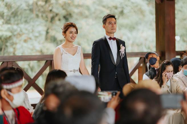 交通部观光局阿里山国家风景区管理处主办的神木下婚礼今天在阿里山车站盛大举行。（阿里山管理处提供∕吕妍庭嘉义传真）