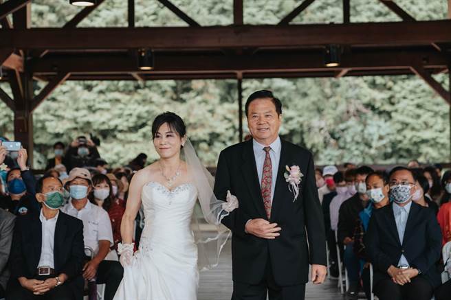 交通部观光局阿里山国家风景区管理处主办的神木下婚礼今天在阿里山车站盛大举行。（阿里山管理处提供∕吕妍庭嘉义传真）