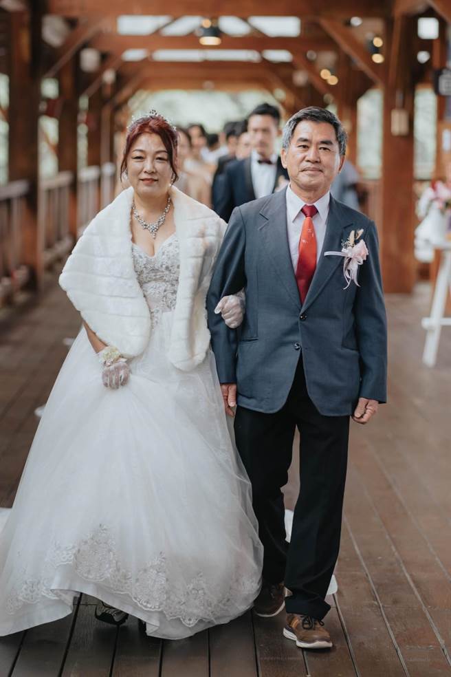 今年有2对结婚40年和32年的资深佳偶报名神木下婚礼。（阿里山管理处提供∕吕妍庭嘉义传真）