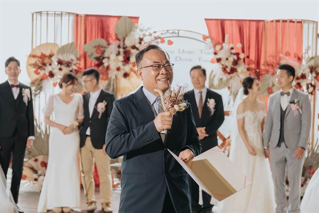 今由阿里山管理处处长洪维新担任证婚人。（阿里山管理处提供∕吕妍庭嘉义传真）