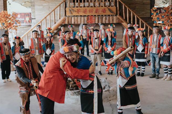 神木下婚礼第一天，就是带着新人体验邹族婚礼仪式「打屁股」。（阿里山管理处提供∕吕妍庭嘉义传真）