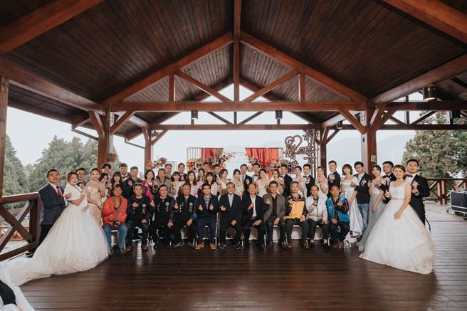 15对新人在亲友团和参与来宾的祝福下，甜蜜完成终身大事。（阿里山管理处提供∕吕妍庭嘉义传真）