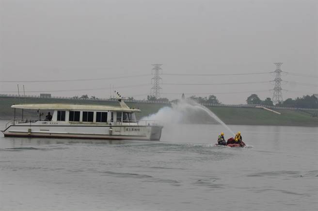 台南市政府消防局官田分队31日与乌山头水库太阳能观光船业者办理太阳能观光船火灾演练。（台南市政府消防局提供／张毓翎台南传真）
