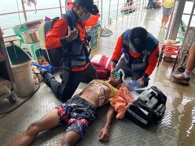 连人员救上岸的救护处置都超逼真。（台南市政府消防局提供／张毓翎台南传真）