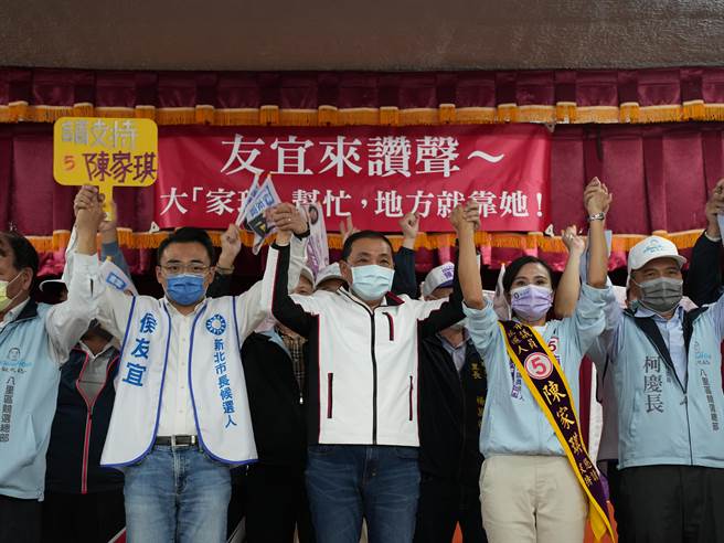 距离九合一大选已经不到1个月，新北市长侯友宜31日特地请假，前往八里文化活动中心替新北市议员候选人陈家琪站台造势。(黄敬文摄)
