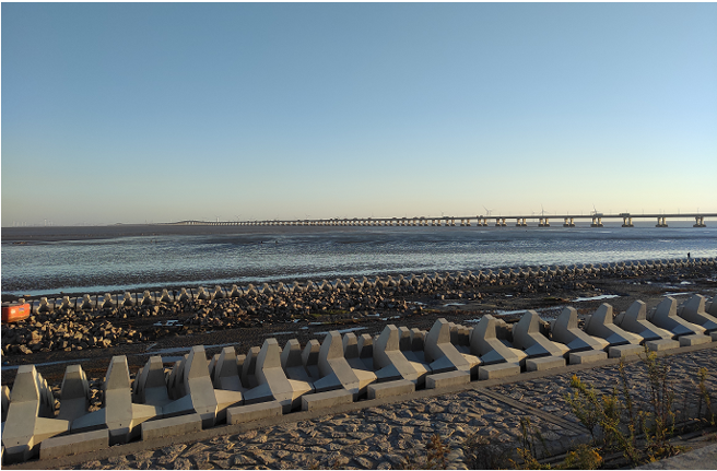 綿延不盡的上海海濱，公路的那頭，就是浙江省舟山群島最北段的嵊泗列島。（作者提供）