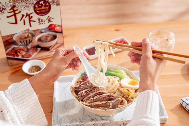 第一牛肉One Beef「清炖台湾温体白腩匠心牛肉麵」，一盒两份售价489元。（第一牛肉提供）