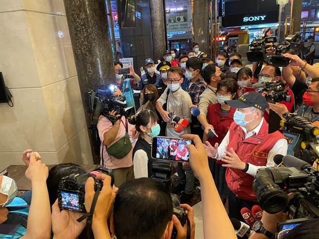 新北市长侯友宜视察公安小组执行公安稽查。（新北市消防局提供）