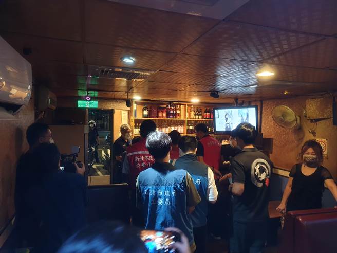 新北市府公安小组执行公安稽查。（新北市消防局提供）
